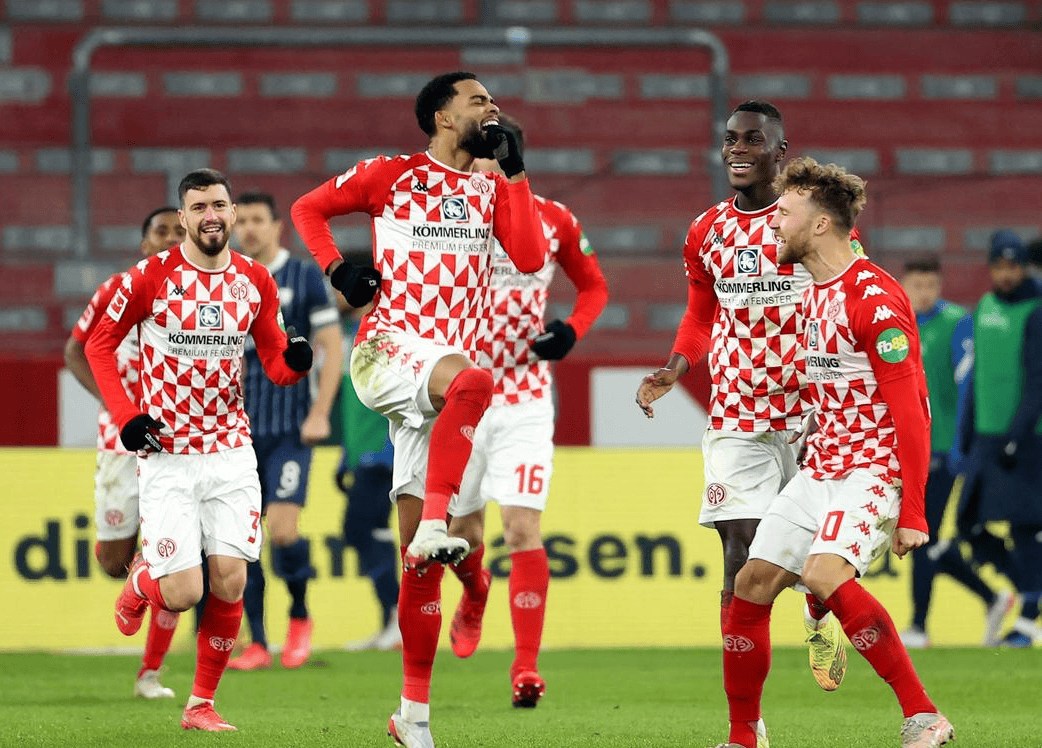 电竞平台-门兴格拉德巴赫迎荷甲关键赛；加时末段迎来里程碑；赛场秩序良好；心理建设被强调的简单介绍